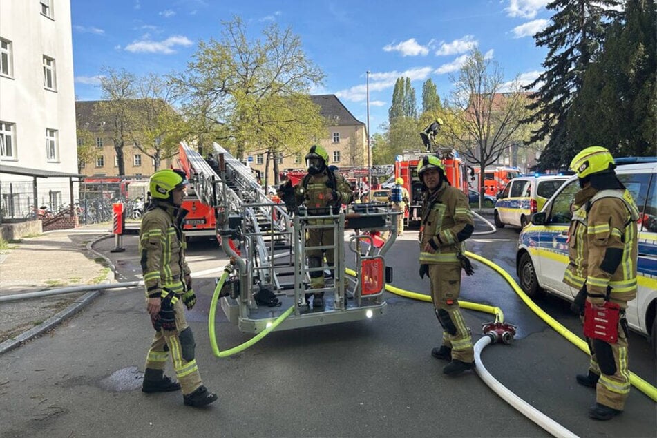Eine Drehleiter wird während der Löscharbeiten in Stellung gebracht.