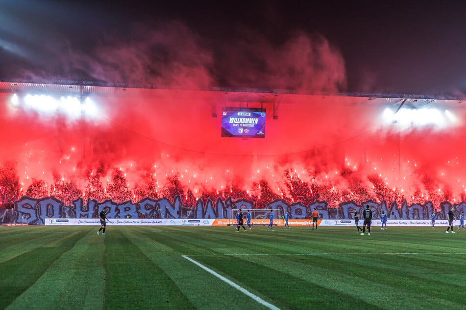 Beim Elb-Clásico zwischen dem 1. FC Magdeburg und Dynamo Dresden waren mehr als 70 Polizisten verletzt worden.