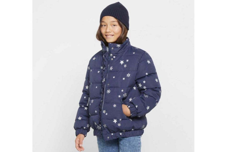 Diese warme Winterjacke für Mädchen kann man im Onlineshop von bonprix bestellen.