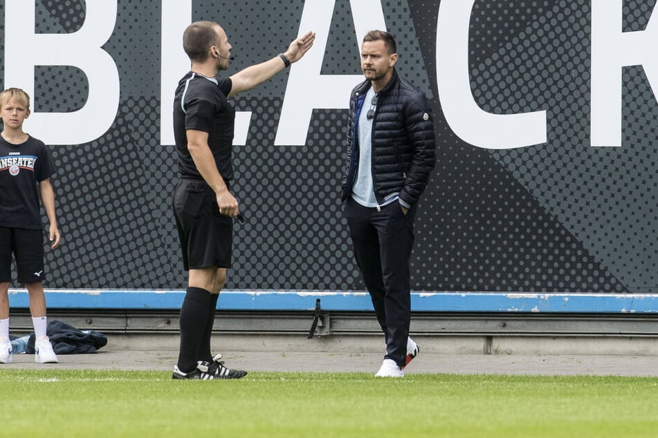 Er war in Zivil mit in Rostock, fehlt seiner Mannschaft auf dem Feld hinten und vorn: Chris Löwe (34, r.), der hier mit Schiri Florian Lukawski diskutiert.