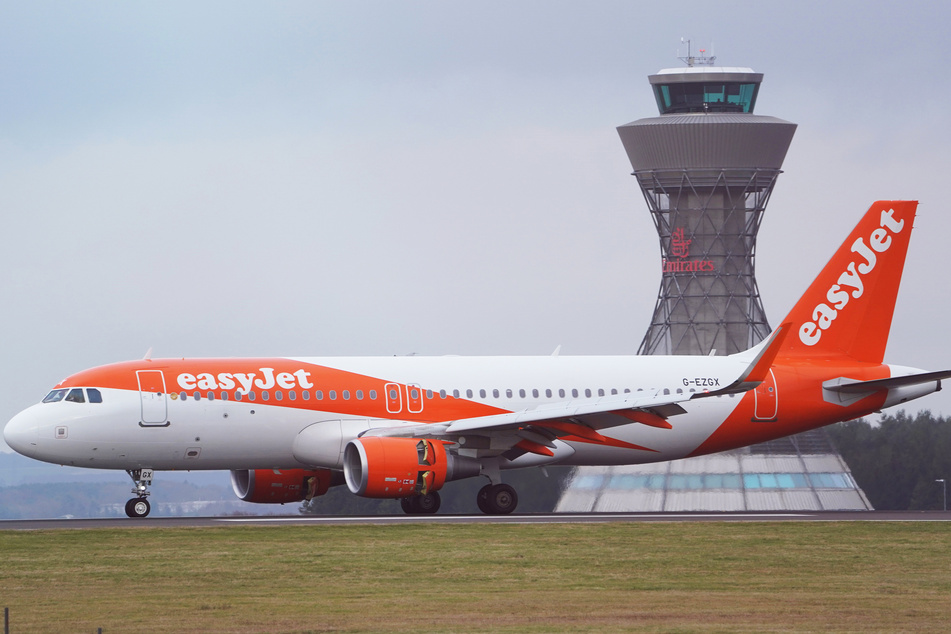 Ein Airbus von Easyjet rollt am Tower am Flughafen Newcastle vorbei.