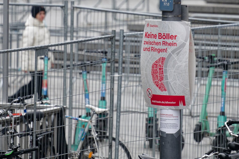 Zahlreiche Warntafeln, wie hier vor dem Kölner Hauptbahnhof, weisen Passanten auch in diesem Jahr auf das Verbot hin.