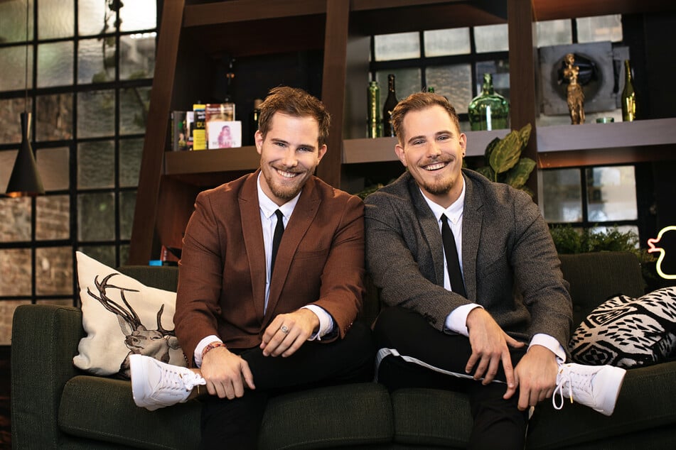 Die Zwillinge und Moderatoren des bekannten Showformats "World Wide Wohnzimmer", Benni und Dennis Wolter (beide 32), erhalten die "Comedy-Krone".