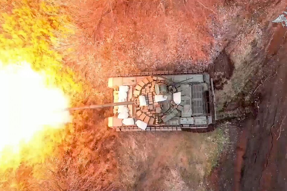 Ein russischer Panzer feuert aus einer Position nahe der Grenze zur Ukraine in der Region Belgorod, Russland, seine Kanone auf ukrainische Truppen ab.