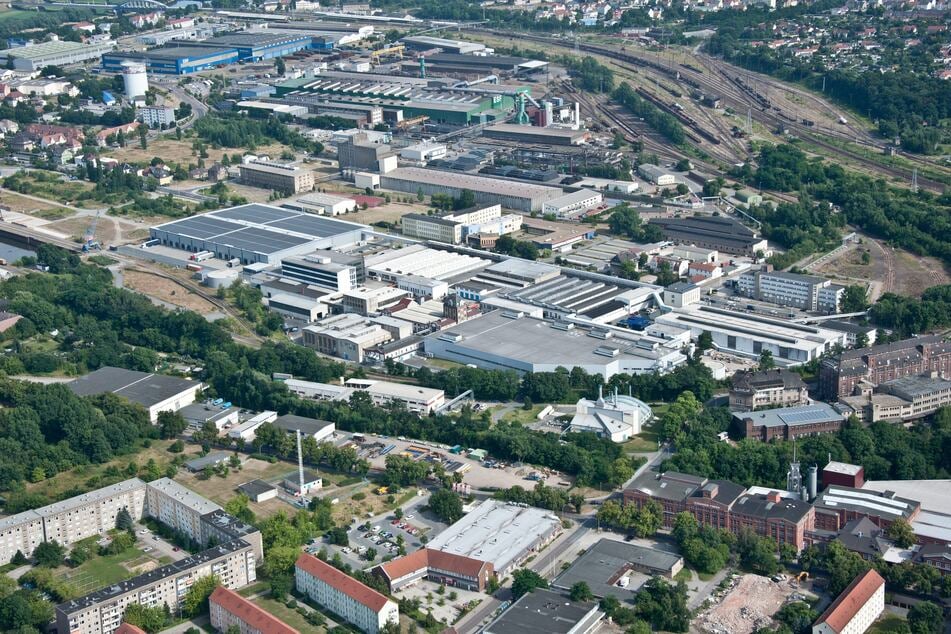 Tausende Reifen wurden von dem Reifenlogistiker auf der Paul-Greifzu-Straße in Riesa gestohlen.