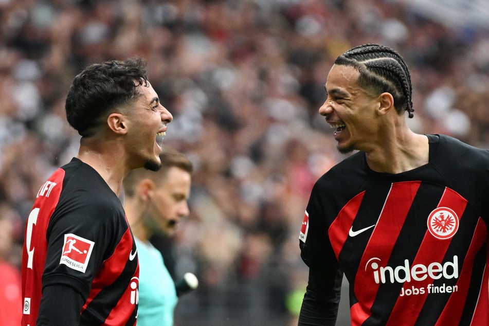 Omar Marmoush und Hugo Ekitiké jubeln über das Tor zum zwischenzeitlichen 1:1.