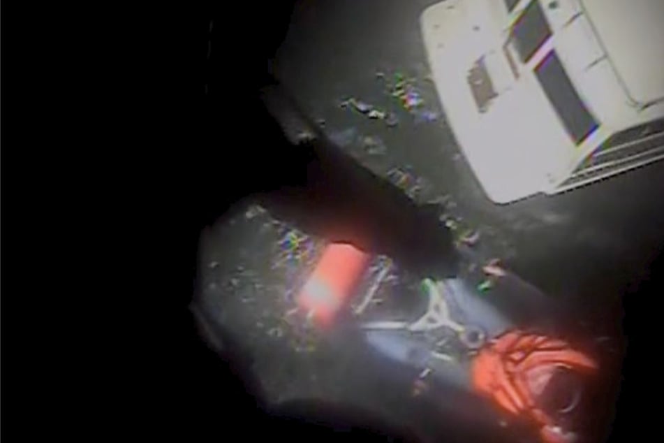 In meterhohen Wellen gefangen: Hubschrauber holt vier Menschen von kaputter Yacht