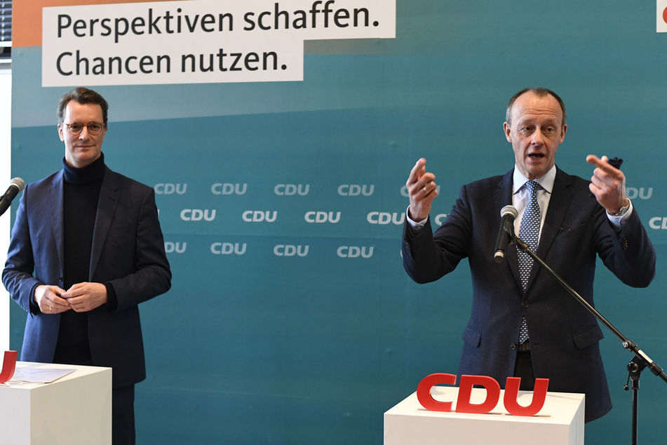 Friedrich Merz (66, CDU, r.), der von vielen bereits als der neue Bundesvorsitzende der Partei gesehen wird, war in Düsseldorf ebenfalls anwesend.