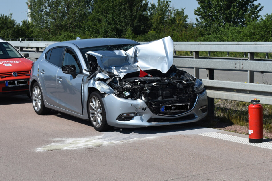 Zerstörte Autofront: Ein Mazda fuhr am Montag auf der A9 auf einen Lastwagen auf.