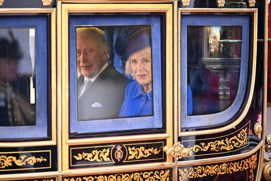 König Charles (74, l.) will während seiner Krönung ausgewählten Royals widmen, der Nation danken und gleichzeitig "den Herzschlag und die Zukunft seiner Familie" zeigen.