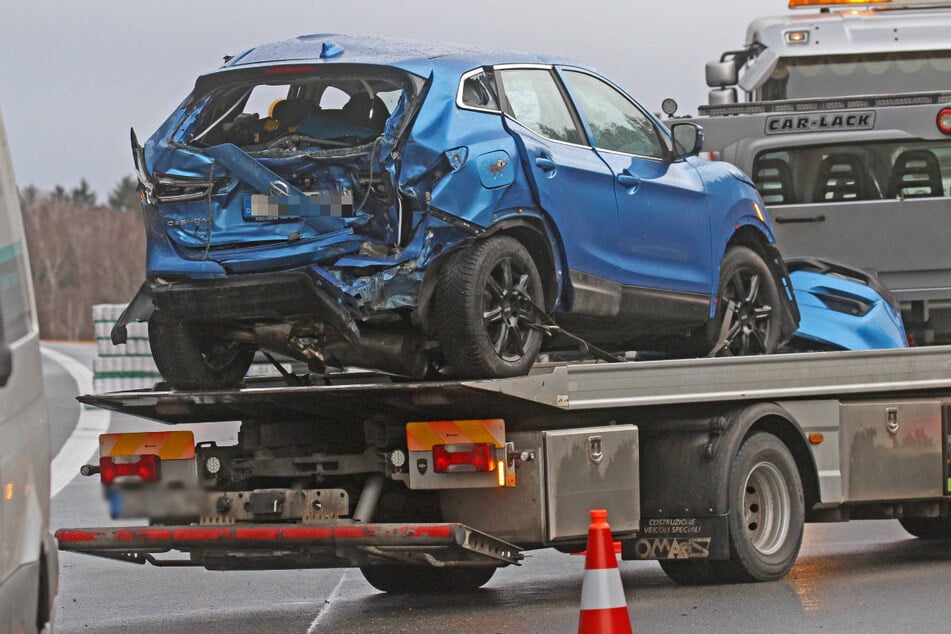 Beide Fahrzeuge waren nach dem Unfall nicht mehr fahrbereit.