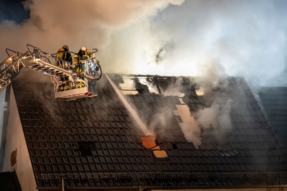 Beide Gebäude sind nach dem Feuer unbewohnbar.