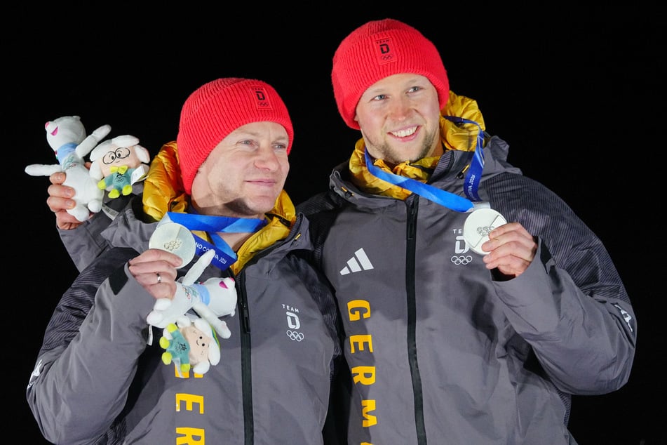Francesco Friedrich und Alexander Schüller freuen sich über Silber.