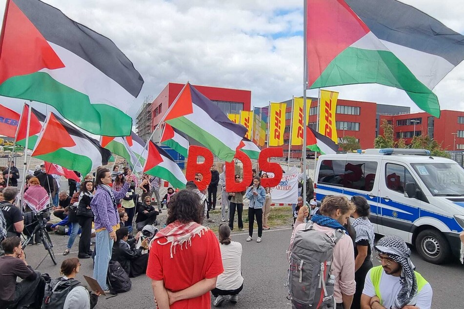 Am DHL-Drehkreuz in Leipzig demonstrierten die Protestler zum Abschluss gegen Waffenlieferungen nach Israel. Vom Drehkreuz gehen nach TAG24-Informationen keine Waffenlieferungen nach Israel.