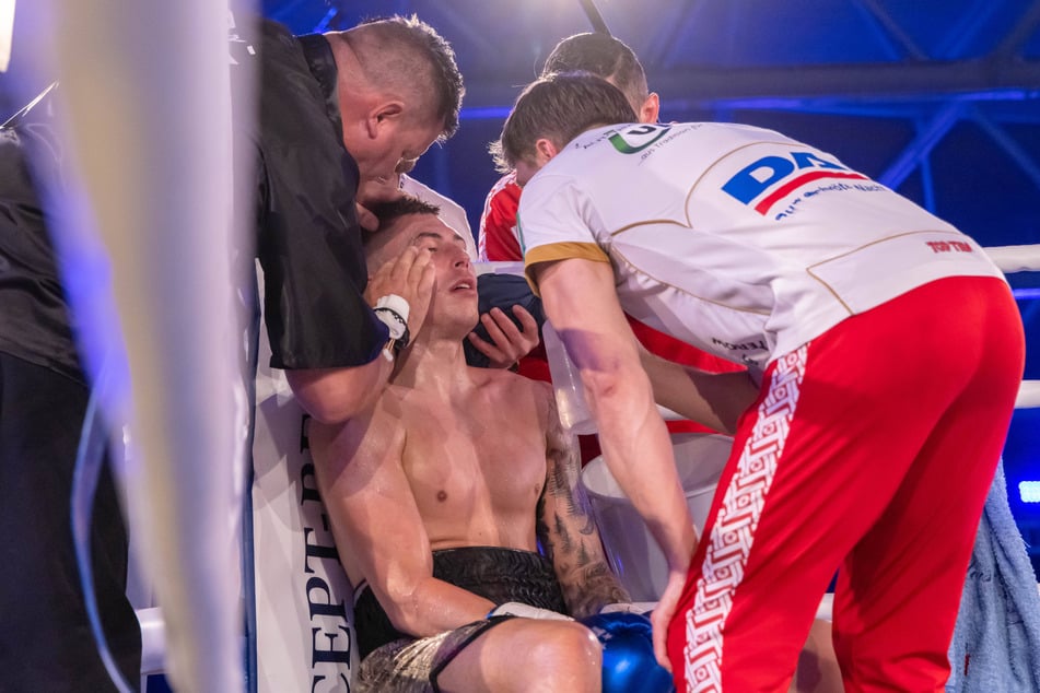 Geschafft saß Tom Dzemski im April 2023 in Chemnitz in seiner Boxring-Ecke. Die Niederlage tat sichtlich weh.