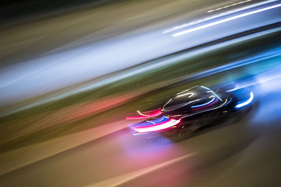 Ein Mann (48) raste mit 200 km/h vor der Polizei davon. (Symbolfoto)