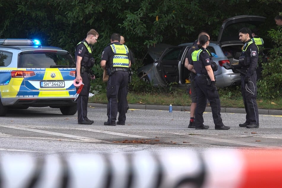 Verfolgungsjagd mit Polizei endet im Horror-Crash: Auto kollidiert mit Radfahrer - Lebensgefahr!