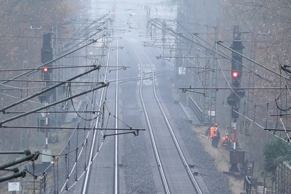 Mitarbeiter der Bahn beseitigen nach dem Gewitter Schäden. Am Donnerstag müssen Reisende mit Verspätungen und vereinzelten Zugausfällen rechnen. (Archivbild)