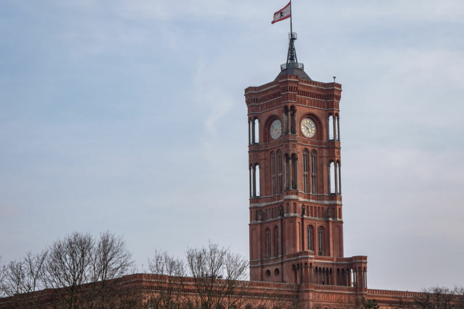 Das Rote Rathaus in Berlin Mitte am Alexanderplatz.