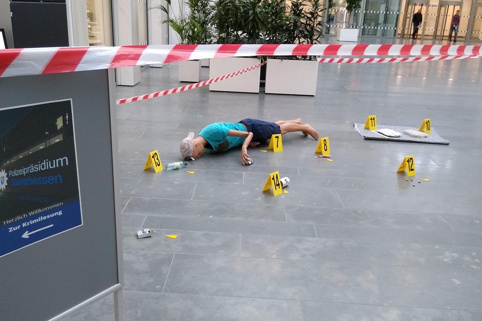 Für echtes "Krimifeeling" hatten die Beamten der Offenbacher Polizei sogar eine "Leiche" im neuen Präsidialgebäude platziert.