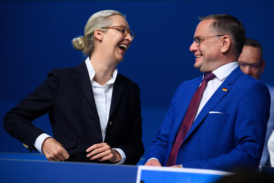 Die Parteivorsitzenden der AfD, Alice Weidel (45) und Tino Chrupalla (49), scheinen ein neues Wahlprogramm in der Tasche zu haben.