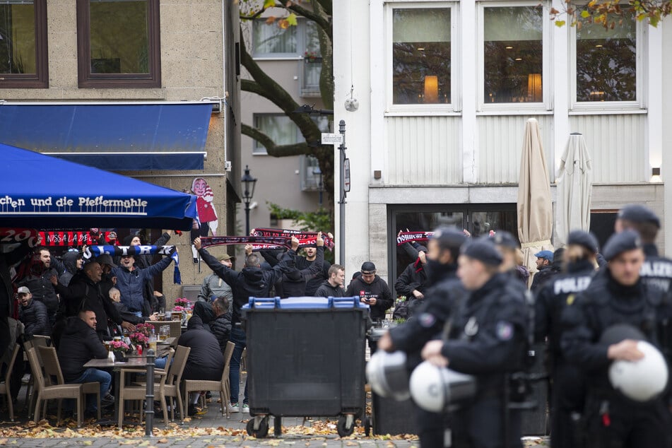 Die Polizei überwacht die ersten Fans aus Nizza in der Kölner Innenstadt.