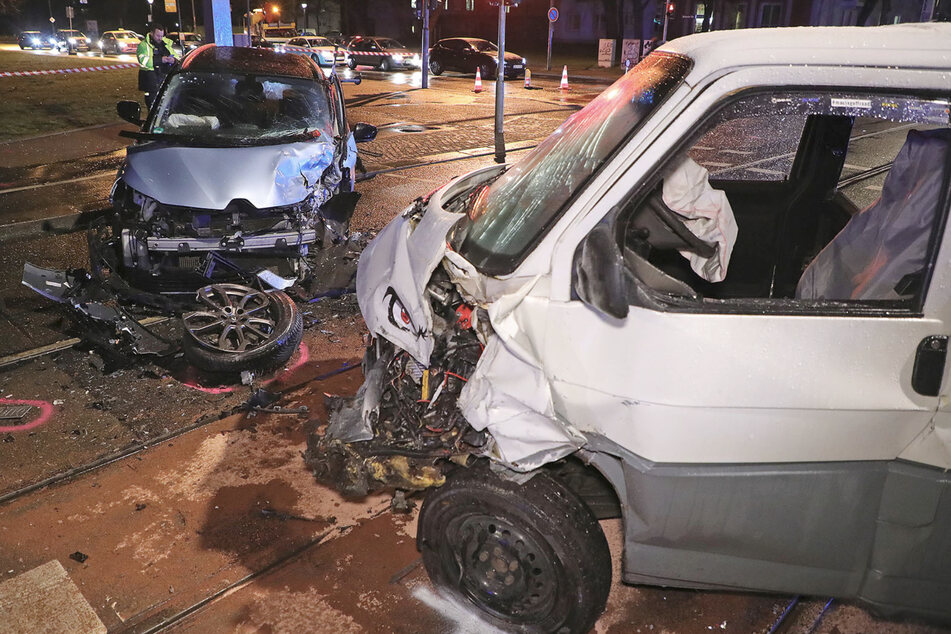 Infolge der heftigen Kollision wurden die Fahrerin (43) des Renault sowie der Fahrer (44) des Kleintransporters schwer verletzt.