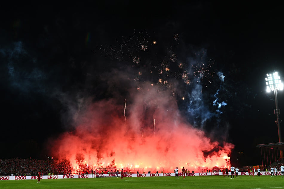 Beim Spiel gegen Ulm: Bayern-Fans zünden Pyrotechnik und Raketen.