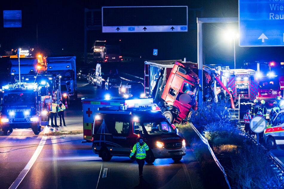 Auf der A67 bei Raunheim kam es in der Nacht zum Montag zu einem tödlichen Verkehrsunfall.