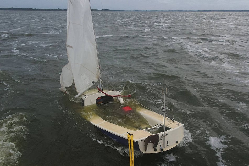 Die Seenotretter der DGzRS haben das gekenterte Segelboot wieder aufgerichtet und in einen nahe gelegenen Hafen geschleppt.