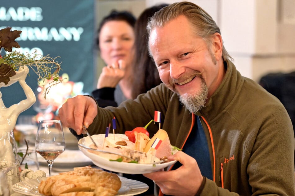 Für das Pop-up-Restaurant "Un dimanche en famille" auf der Kötzschenbrodaer Straße steuert Uwe Sochor (55, "Savoir Vivre) den Käse bei.