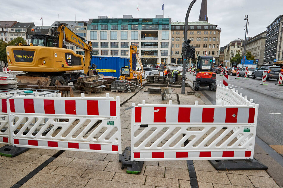 Absperrzäune stehen vor einer Baustelle an der Reesendammbrücke.
