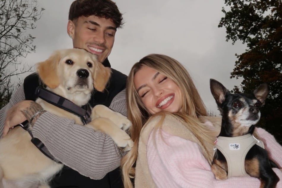 Ryan Wöhrl (23) und Lina (25) gemeinsam mit ihren Hunden Lua (r.) und Sunny.