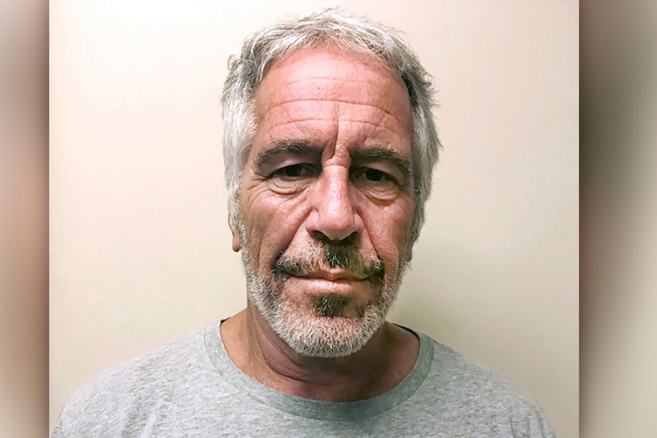 Jeffrey Epstein (†66) war ein verurteilter Sexualstraftäter, der einen Ring für sexuellen Menschenhandel mit Minderjährigen aufgebaut haben soll.