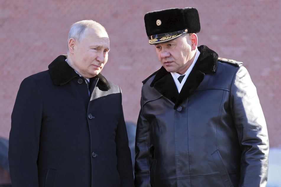 Kreml-Diktator Putin (70, l) und Russlands Verteidigungsminister, Sergej Schoigu (67). Offiziell schickt Russland keine Wehrpflichtigen in den Krieg. Allerdings können die Wehrpflichtigen Aufgaben zur Sicherung der Hinterlands übernehmen.