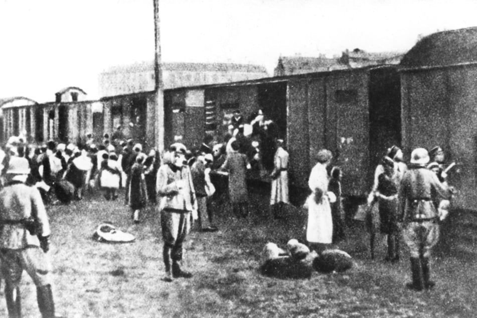 Juden aus dem Warschauer Getto werden im Sommer 1942 in Güterwaggons verladen und in das Vernichtungslager Treblinka transportiert.
