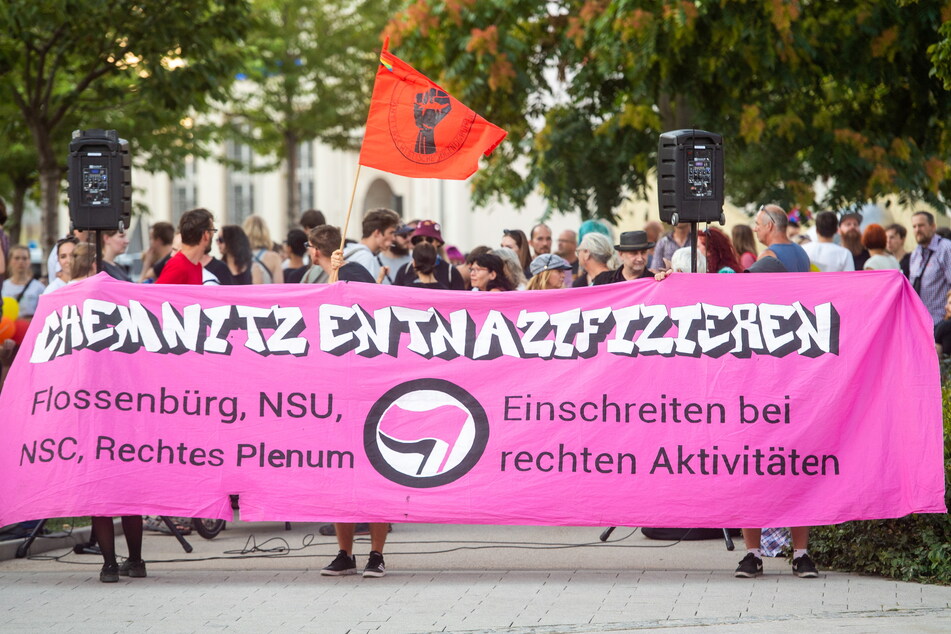 Bereits im August 2019 demonstrierte das Bündnis "Chemnitz Nazifrei" gegen eine Kundgebung der rechtsextremistischen Bewegung "Pro Chemnitz".