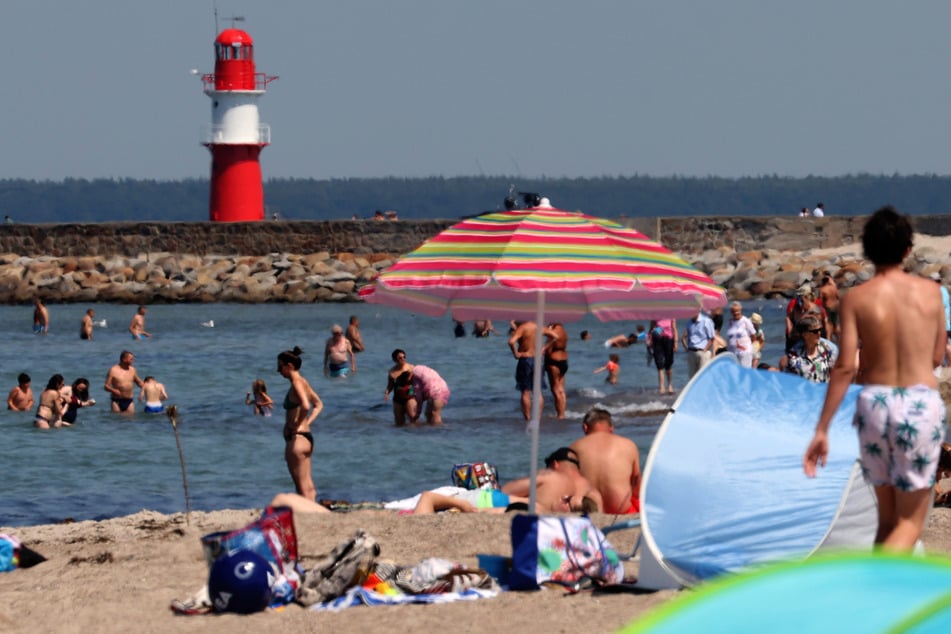 Der Strand von Warnemünde ist bei vielen Urlaubern sehr beliebt.