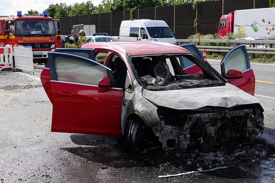 Unfall A4: Opel fängt auf A4 bei Dresden plötzlich an zu brennen