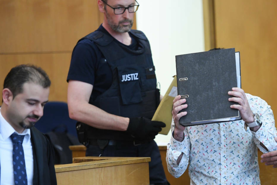 Prozess um qualvollen Tod eines Mädchens: Mutmaßliches IS-Mitglied schweigt zu schweren Vorwürfen