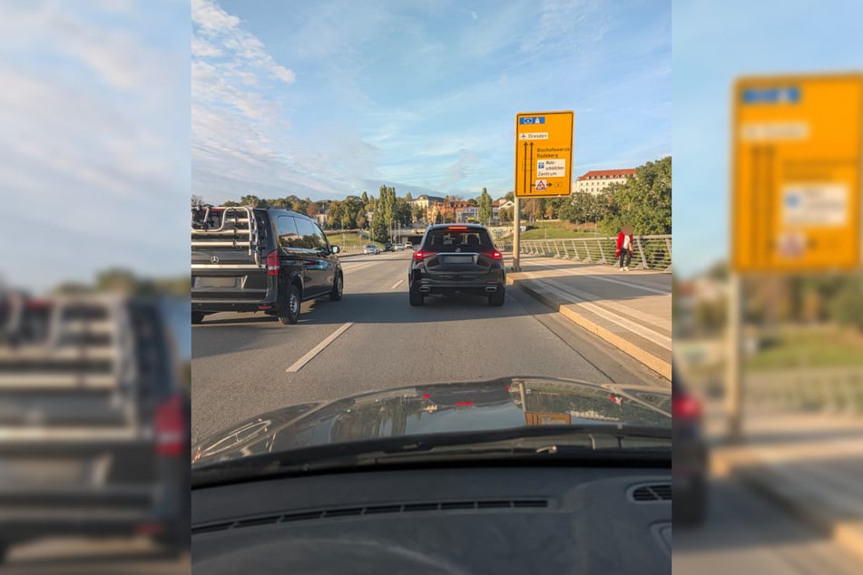 Kurzen Rückstau auf die Brücke gab es am Dienstagnachmittag für Autofahrer, die nach rechts Richtung Elbschlösser weiterwollten.