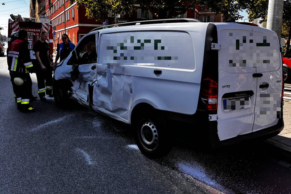 Der Fahrer (31) des Kleintransporters erlitt laut Polizeiangaben leichte Verletzungen.