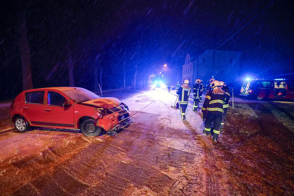 Auf der schneeglatten Straße schleuderte ein Auto in Meerane gegen einen Baum.