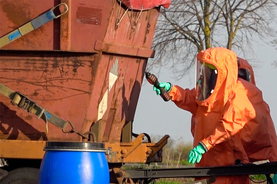 Gift-Alarm an der A14! Dutzende Liter Chemikalien ausgelaufen