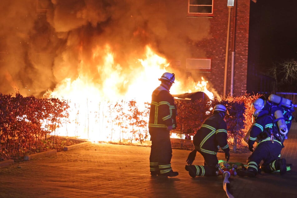 Die Hamburger Feuerwehr war am Montagabend auf einem Schulgelände in Heimfeld im Einsatz.