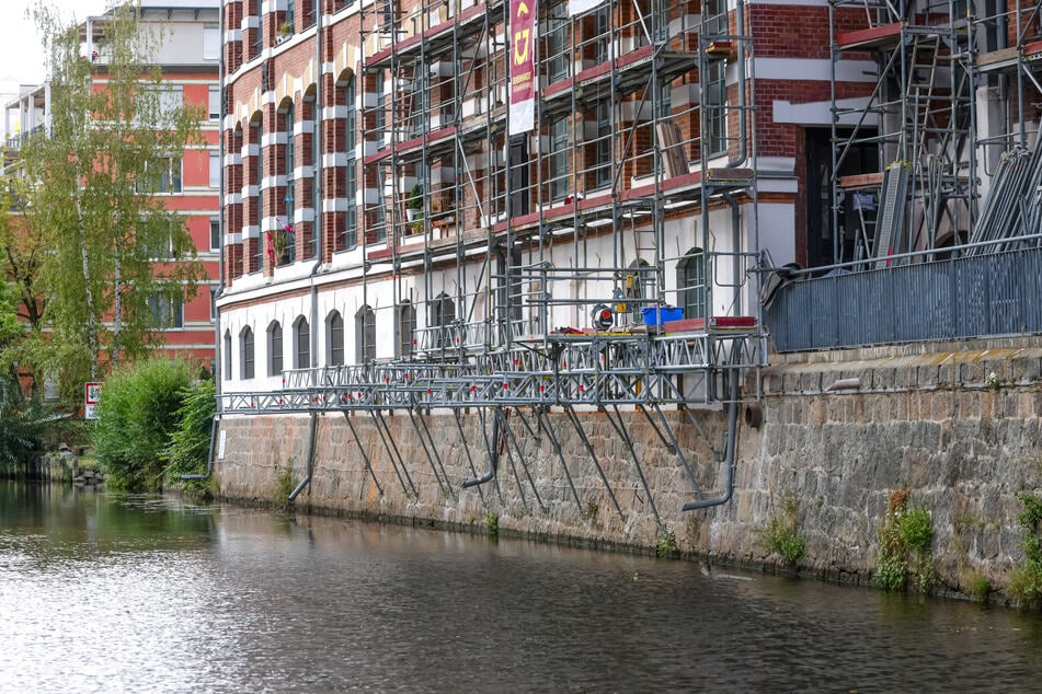 Zum Einsatz muss ein Hängegerüst kommen, da der riesige Gebäudekomplex direkt am Wasser steht.