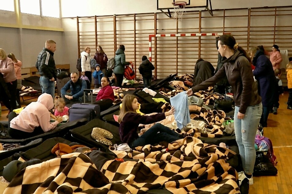 Ukrainische Flüchtlinge sind in einer Turnhalle im polnischen Zgorzelec untergebracht.