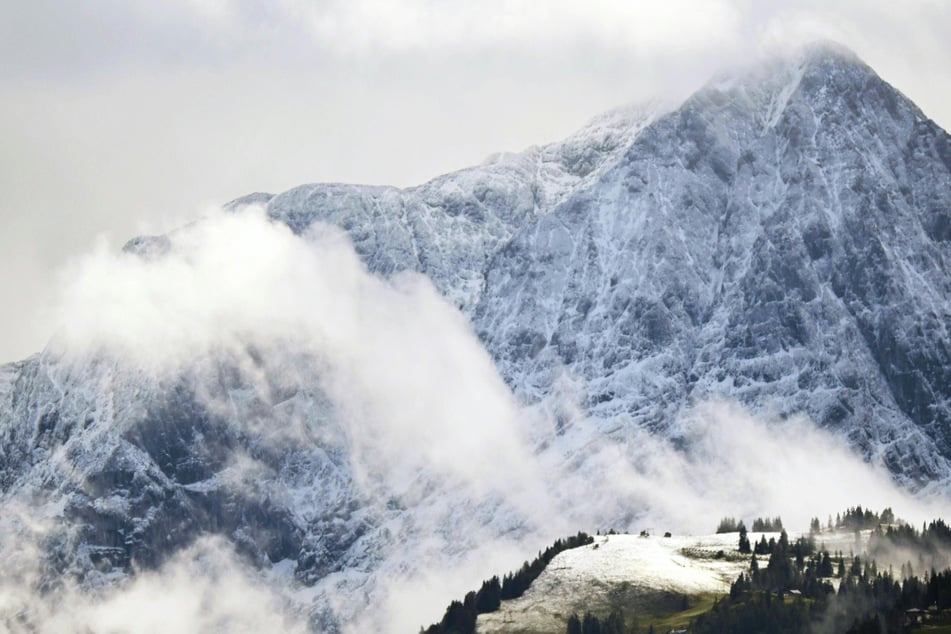 In Österreich ist es in einem Skigebiet auf einer nicht freigegebenen Piste zu einem tödlichen Unfall gekommen. (Symbolbild)