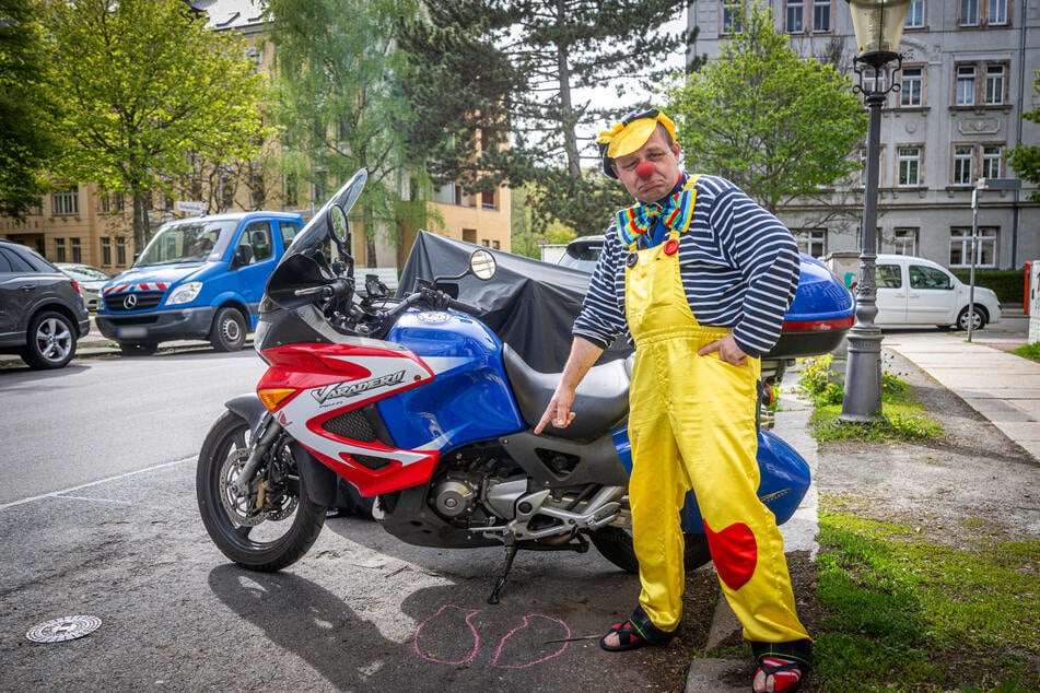 Seine Clownsschuhe hatte Fridolin an seinem Motorrad stehen lassen - dann waren sie weg.