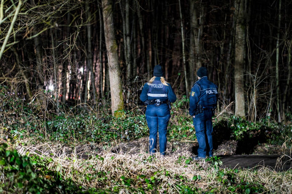 Die Ermittler der Polizei stehen weiterhin vor vielen Rätseln und müssen vorerst auf einen Gentest warten.